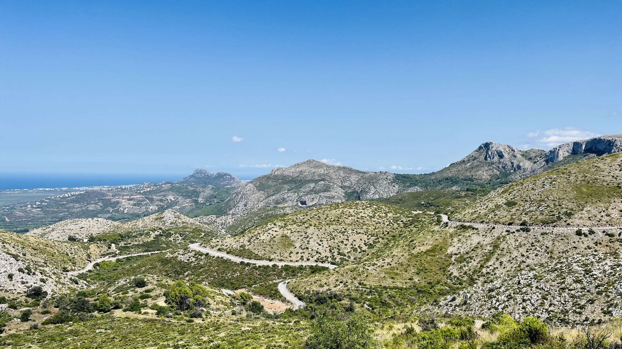 Vue d’en haut sur les vallées et la côte de la Costa Blanca, avec des routes sinueuses