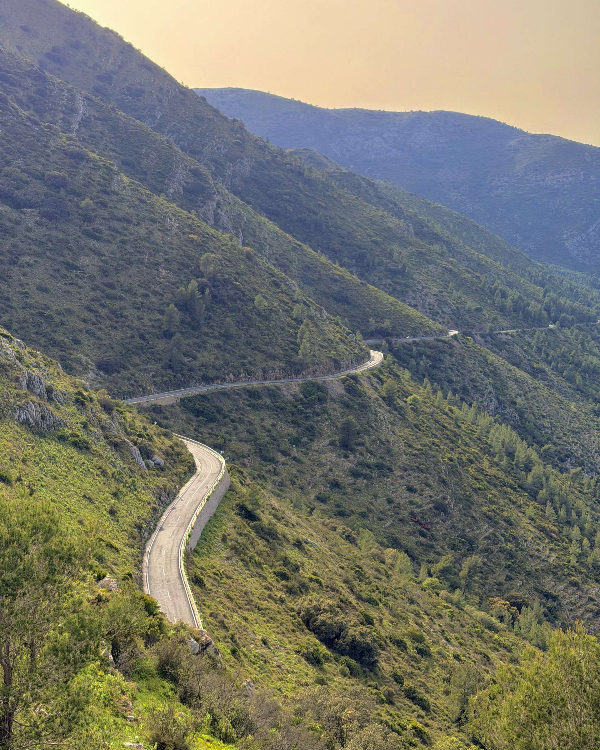 Une descente sinueuse depuis le Coll de Rates, avec la vallée en contrebas