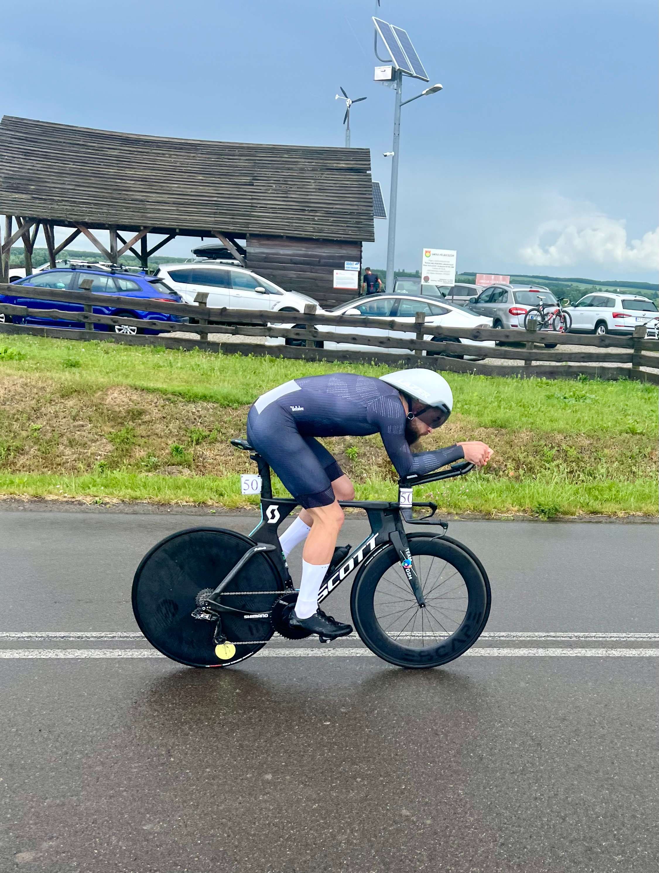 Kamil sur un vélo de contre-la-montre pendant un triathlon